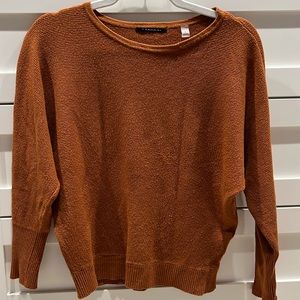 T Tahari. Buttery soft L/S. Crew neck banded waist. Size S